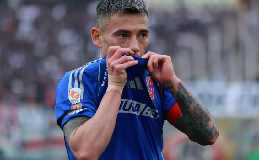 Charles Aránguiz renueva su contrato y mira hacia un futuro brillante en la U de Chile.