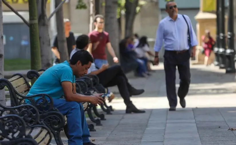 Desempleo en Chile 2025: leve aumento en hombres, informalidad disminuye y creación de empleo se desacelera