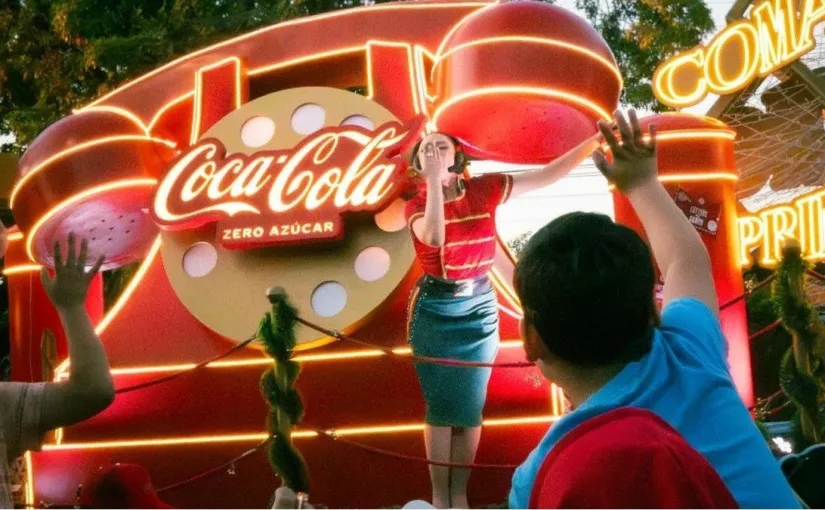 La Caravana Navideña de Coca Cola ilumina La Reina el 13 de diciembre.