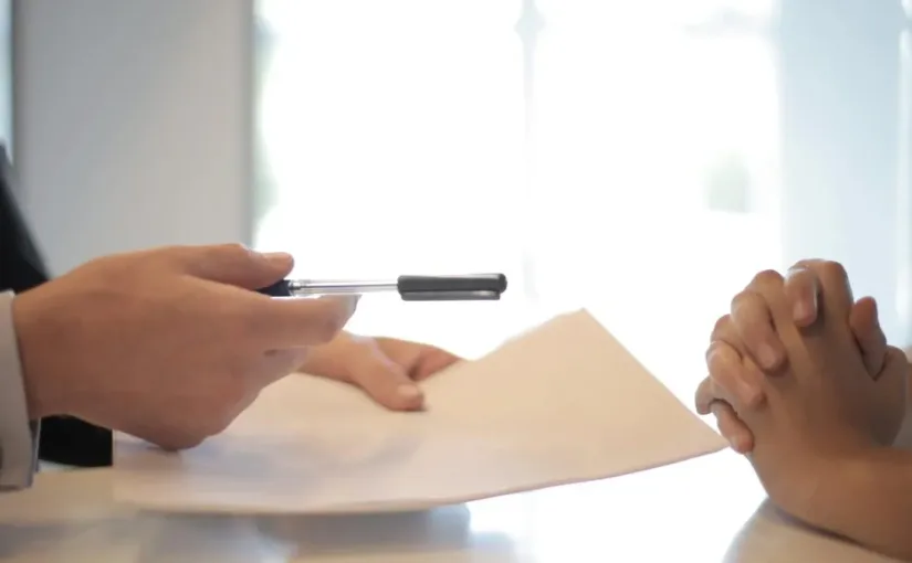 Corte Suprema anula caducidad en demanda por despido injustificado y ordena continuar con el proceso judicial correspondiente