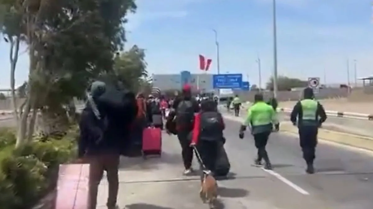 Migrantes cruzan a la fuerza la frontera entre Chile y Perú ante amenazas de deportación de Kast