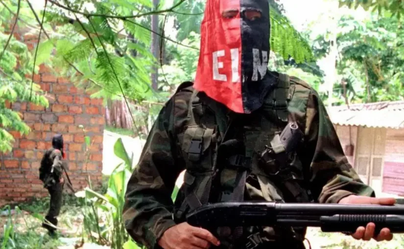 ELN impone confinamiento a civiles en sus territorios en Colombia.