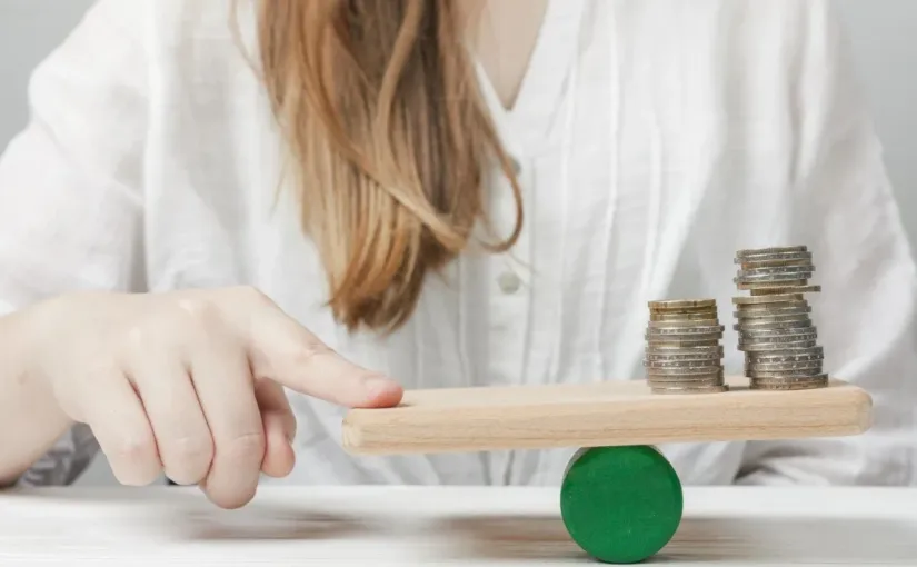 Trabajadora despedida tras revisar su sueldo; recibirá indemnización.