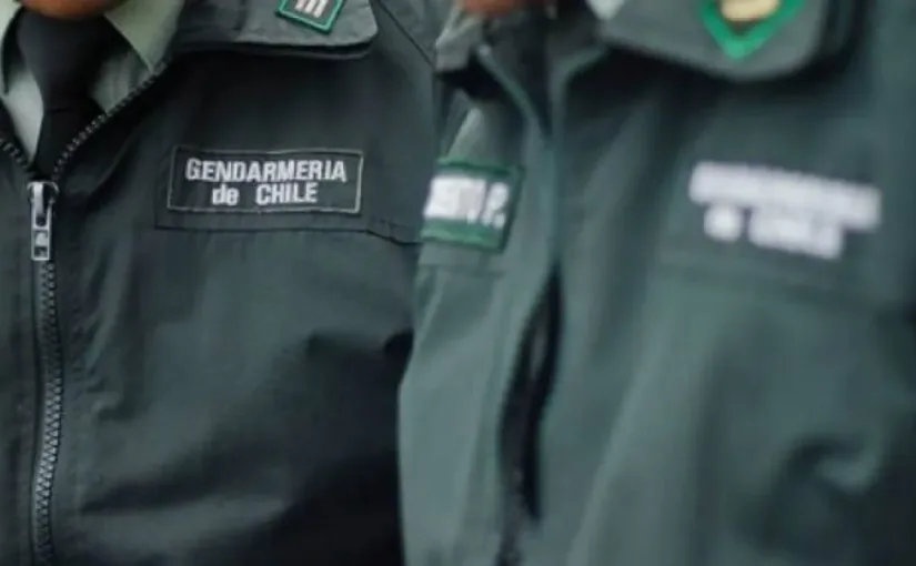 ESCÁNDALO | Abogado arrestado por entregar celular a gendarme imputado en red de corrupción en cárceles chilenas