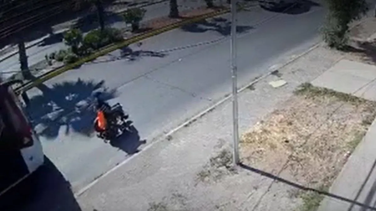 Un micro atropella a un adulto mayor en silla de ruedas