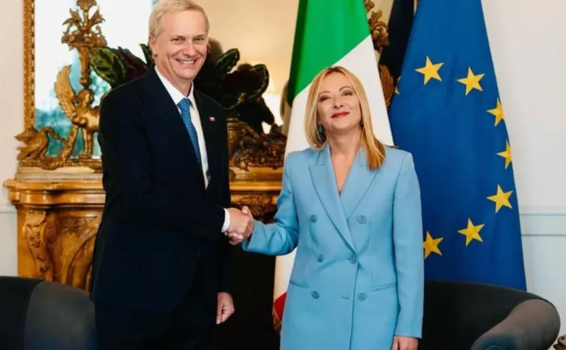 Giorgia Meloni celebra la victoria de Kast en la segunda vuelta electoral.