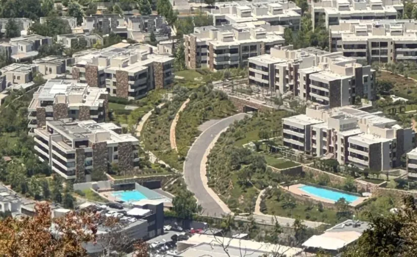 Normativas y consejos para disfrutar de piscinas seguras en edificios este verano.