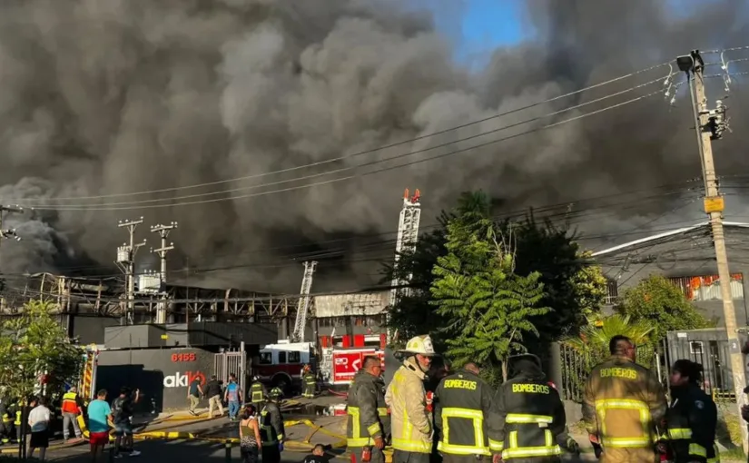 Incendio de gran magnitud en bodegas cerca de Mall Plaza Norte: más de 300 voluntarios y Bomberos en acción