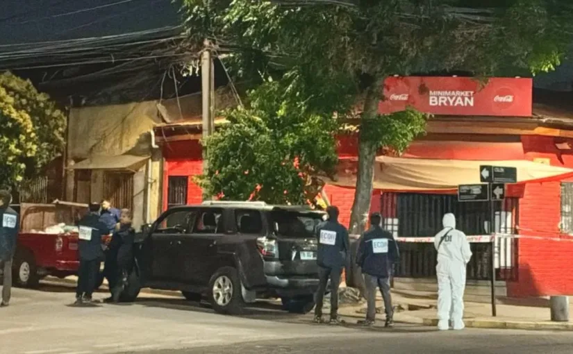 Mujer baleada mientras cerraba local en Independencia: Ataque directo revive incidente similar ocurrido en 2024