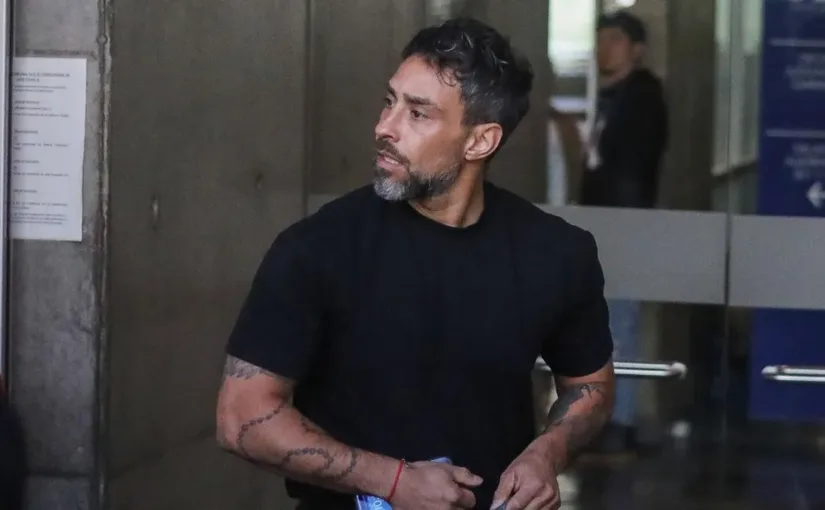 Jorge Valdivia solicita modificar su arresto nocturno para acompañar a sus hijos en vacaciones en Chile