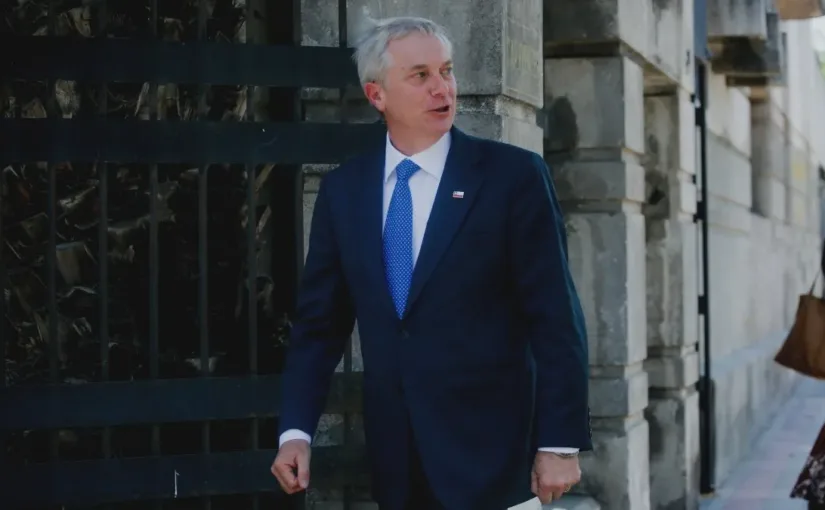 Kast critica modificación de norma de permanencia en cargos públicos y llama al Gobierno a reconsiderar su propuesta legislativa