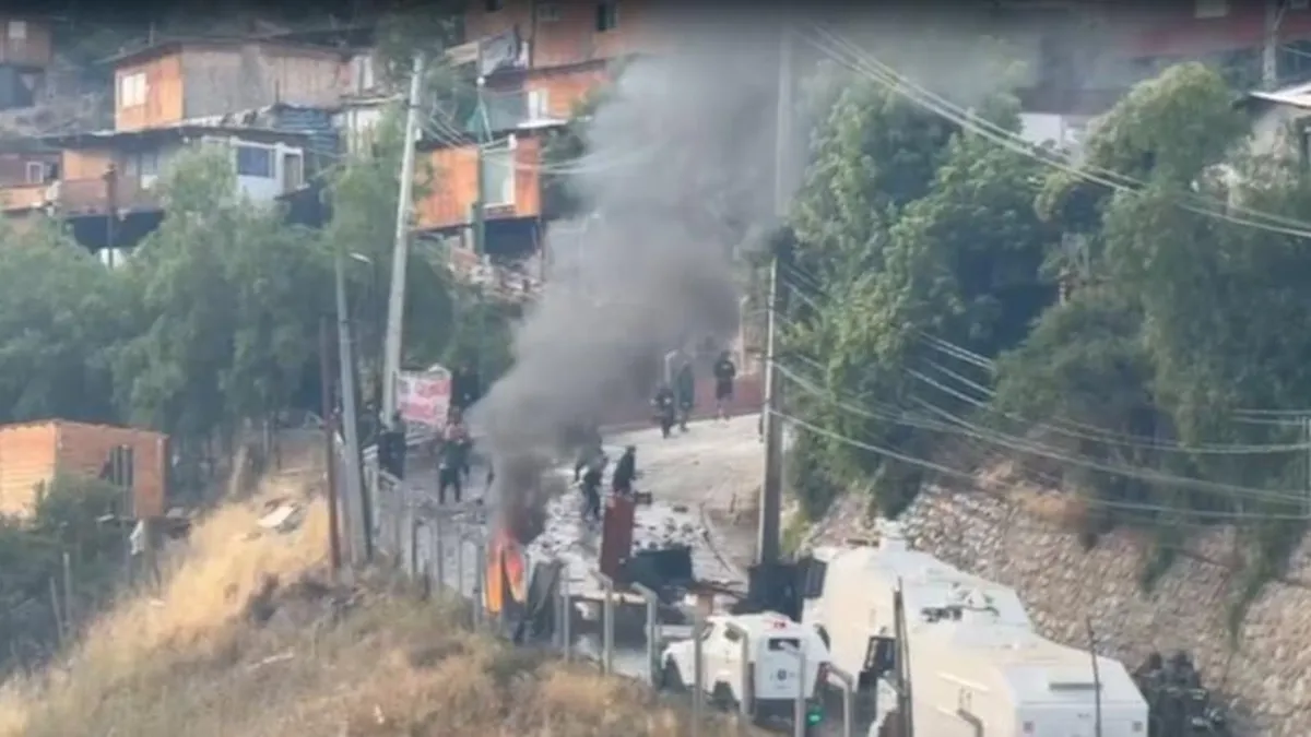 Desalojo en Cerro 18 de Lo Barnechea provoca enfrentamientos entre vecinos y Carabineros