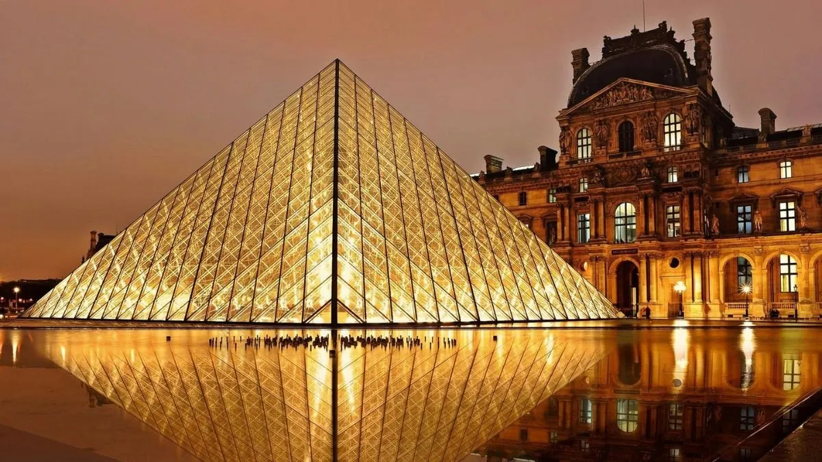 Cerca de 400 obras y documentos del Louvre afectados por agua sucia.