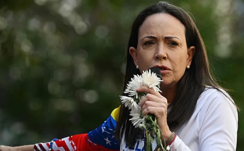 María Corina Machado sufre fractura vertebral al salir de Venezuela hacia Noruega.