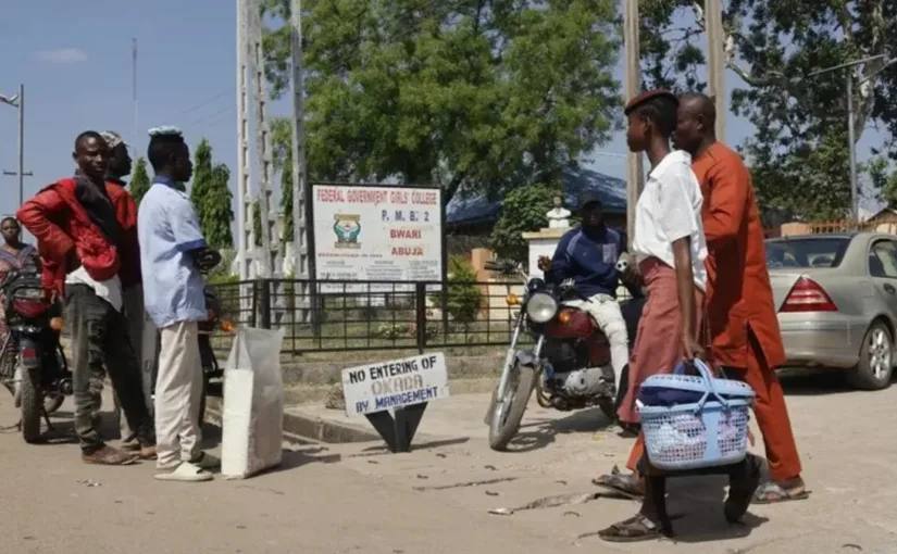 Liberan a 130 estudiantes secuestrados en una escuela católica en Nigeria.