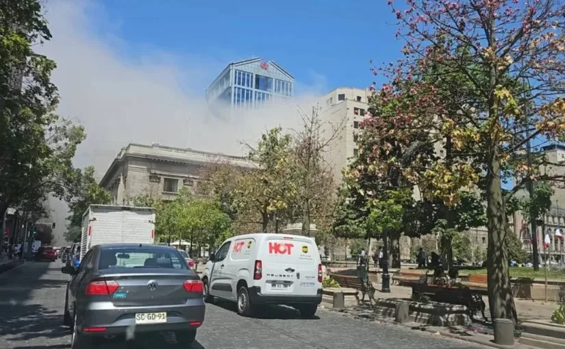 Incendio en restaurante de Santiago obliga a evacuar ministerio cercano.