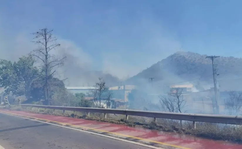 Incendio en Pudahuel: se ordena evacuación urgente de cuatro sectores afectados.