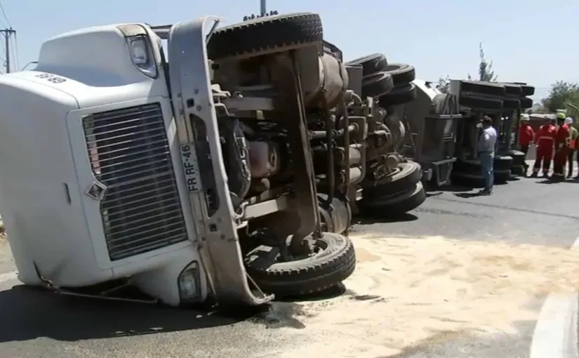 Camión de cemento vuelca en Acceso Sur a Santiago: Gran congestión vehicular en ingreso a Américo Vespucio por el accidente