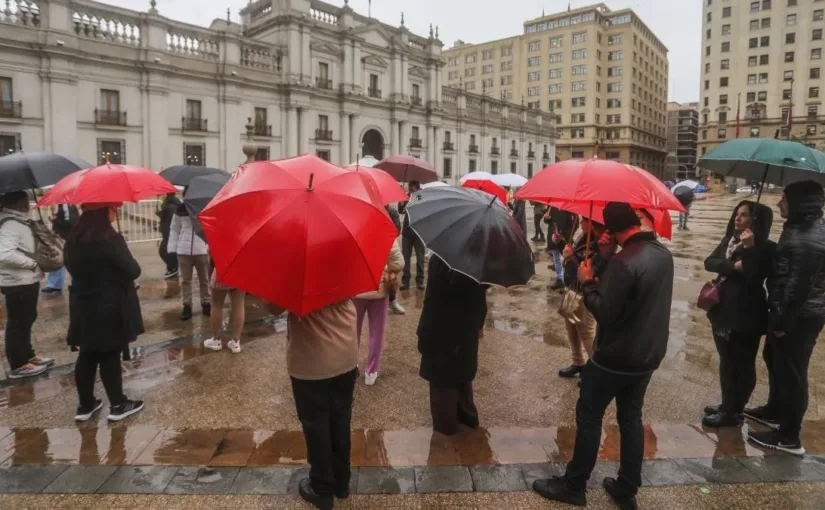 Regreso de la lluvia a la RM: zonas de Santiago se preparan para las precipitaciones.