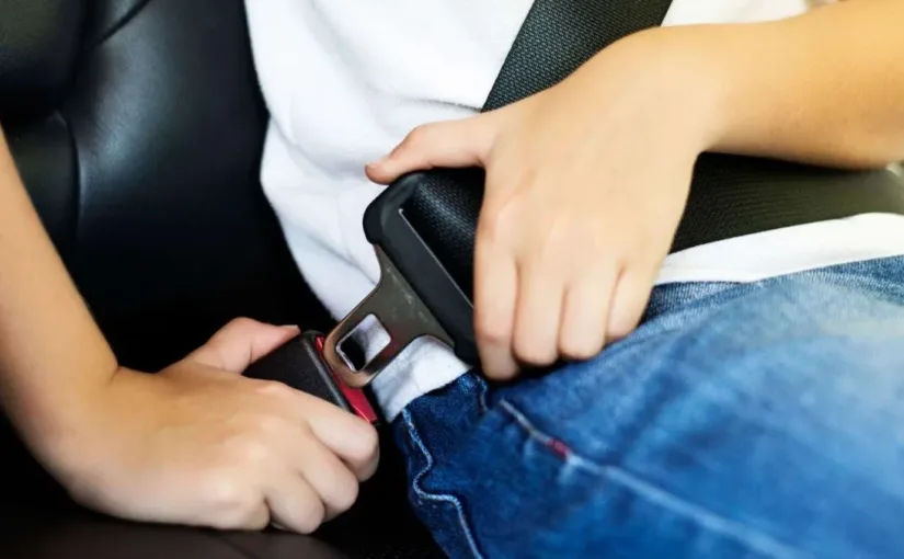 Alerta del Sernac por falla en cinturones de seguridad de un modelo de auto.