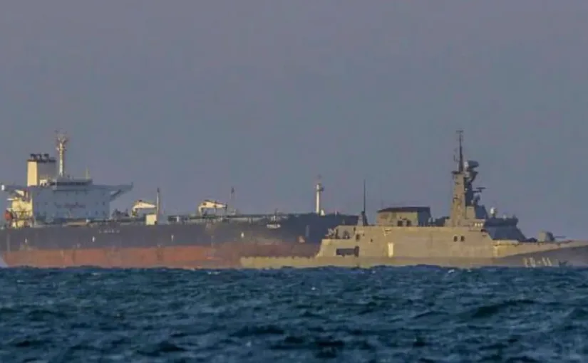 La Armada de Venezuela escolta buques petroleros ante amenazas de bloqueo de Trump.