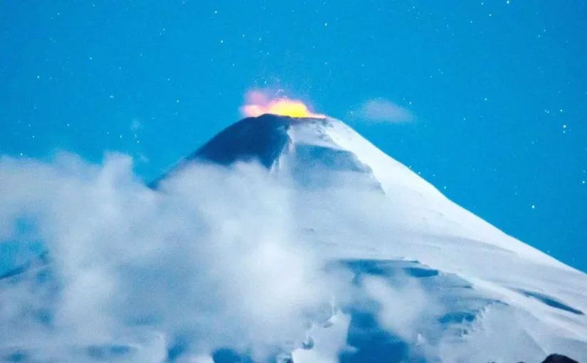 Contraloría alerta sobre riesgo en zona del volcán Villarrica y equipos inactivos.