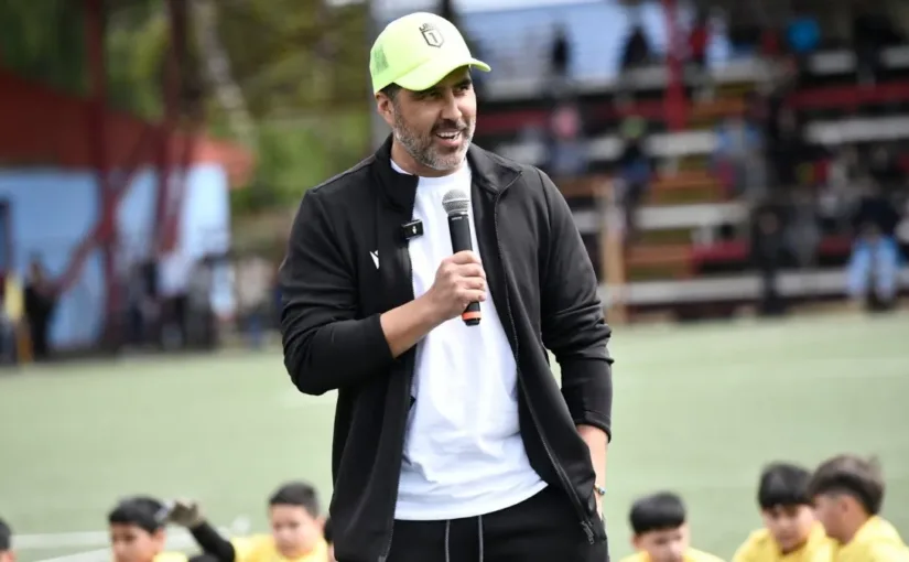 Claudio Bravo cierra su emotiva gira de despedida en Rapa Nui con clínicas deportivas y un cálido recibimiento cultural