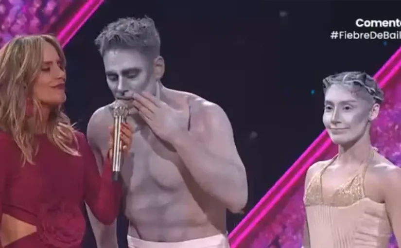 Claudio Valdivia rinde homenaje a su abuela fallecida en Fiebre de Baile y dedica su actuación a su madre y familia