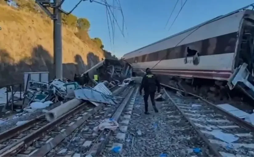 Informe preliminar sugiere que fractura en el riel pudo ser la causa del trágico descarrilamiento en España