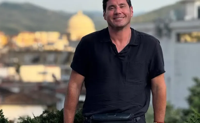 Francisco Saavedra defiende su honor tras acusaciones y denuncia homofobia.