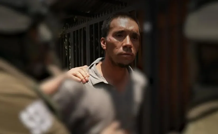 Imputado liberado por error ignora su condena tras ser hallado por un equipo de TV.