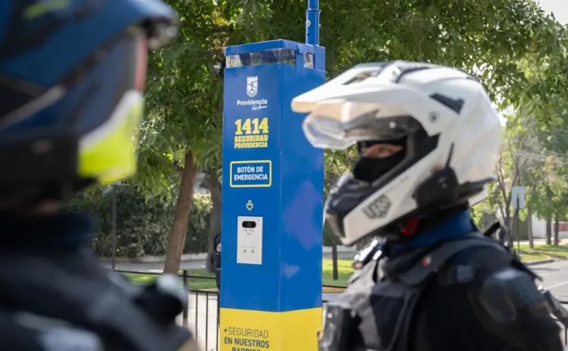 La Municipalidad de Providencia instala tótems de emergencia para mayor seguridad.