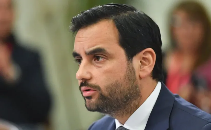 El ministro Gajardo rechaza ley que beneficiaría a condenados por delitos graves.