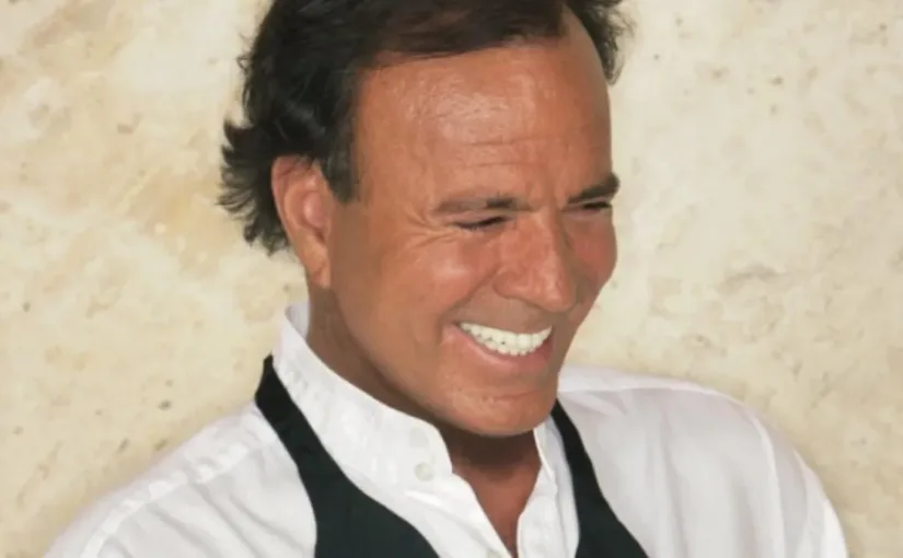 Julio Iglesias bajo la lupa: acusaciones de agresiones sexuales y conductas no consentidas por extrabajadoras en sus mansiones