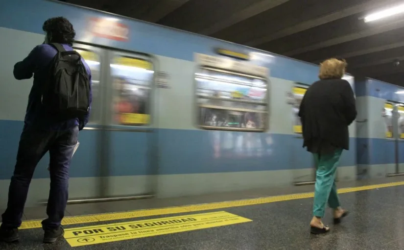 El Metro de Santiago restablece servicio tras incidente en Línea 2.