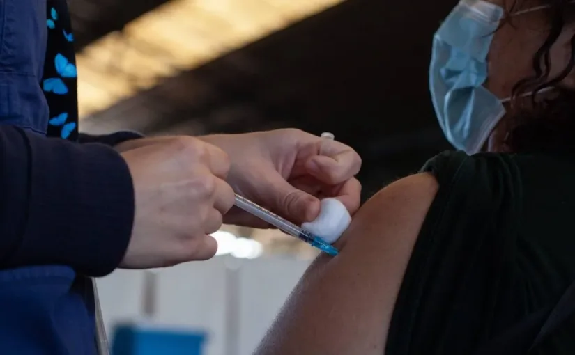 Alerta en Chile por caso de sarampión importado: mujer contagiada llegó desde Europa y activa medidas de prevención