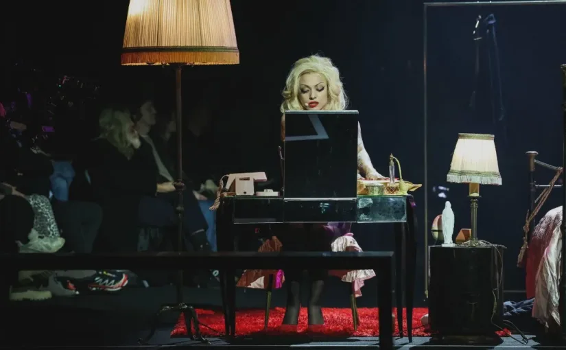 Mon Laferte brilla en la Semana de la Moda de París con Willy Chavarría.