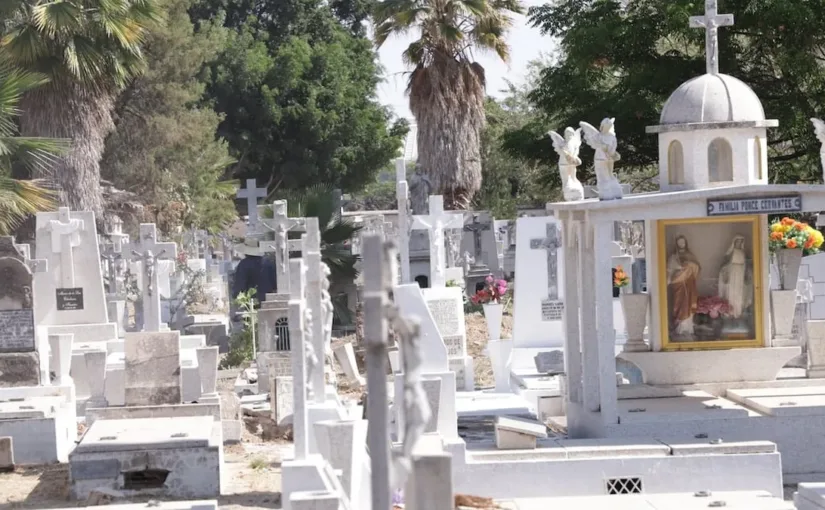 Asalto en cementerio: pareja sorprendida durante encuentro íntimo es víctima de violento robo y agresión sexual