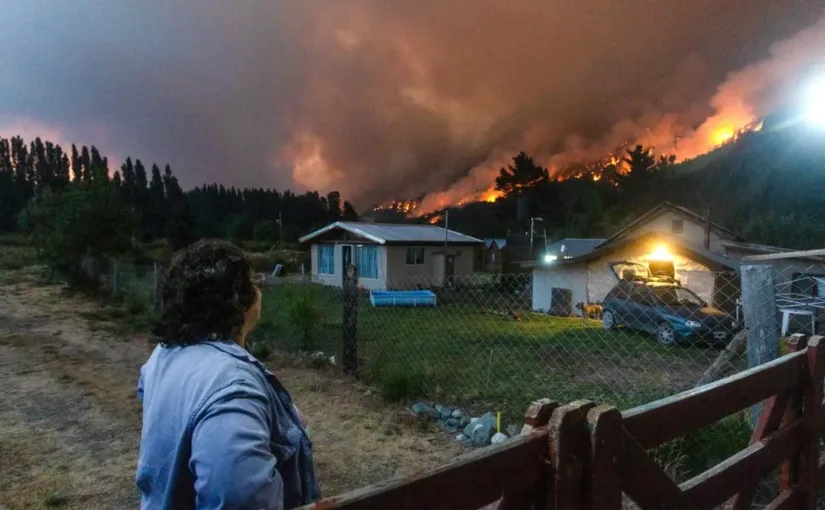 Brigadistas intensifican esfuerzos para controlar incendios devastadores en la Patagonia argentina, que arrasan miles de hectáreas
