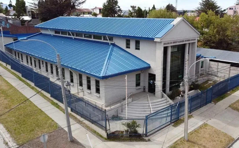 Tribunal de Puerto Natales ordena indemnización a asistentes de educación tras traspaso a SLEP, reafirmando derechos laborales