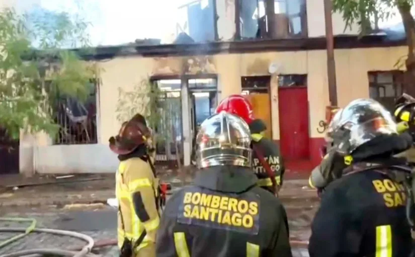Incendio de gran magnitud arrasa casona en Santiago Centro: Evacuación de vecinos y sin heridos en el siniestro