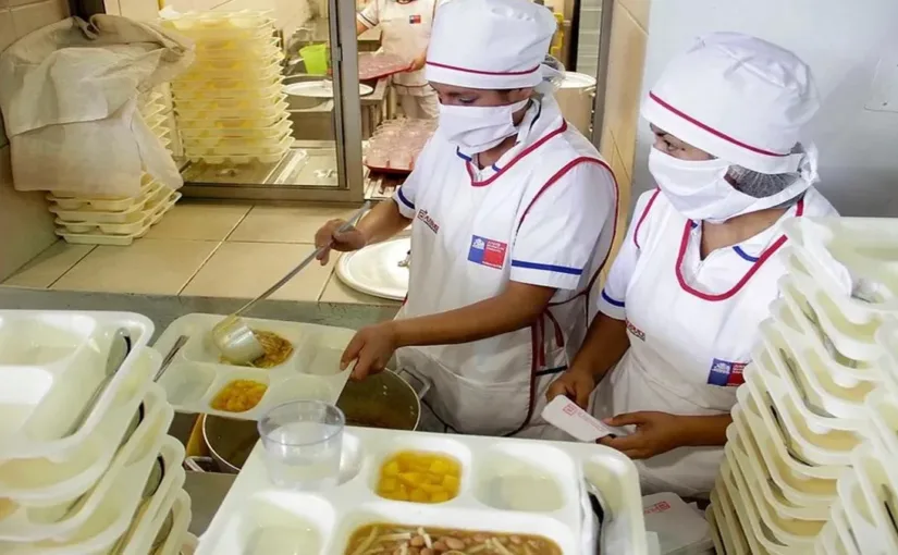 Senadoras proponen mejorar condiciones laborales de manipuladoras de alimentos.