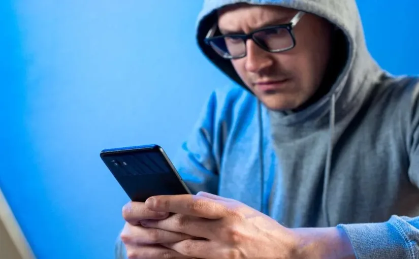 Joven víctima de robo es amenazado por el Tren de Aragua para desbloquear su celular tras el atraco