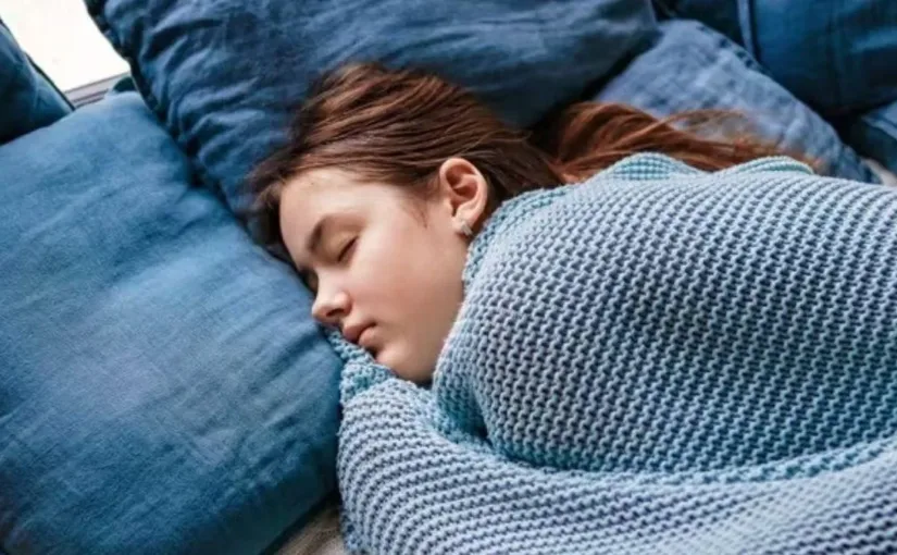 Dormir hasta tarde los fines de semana: clave para la salud mental de los adolescentes, según nuevo estudio de universidades estadounidenses