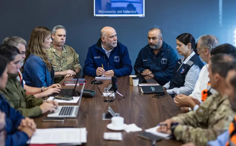 El ministro Elizalde anuncia ayudas para familias afectadas por incendios en Penco.