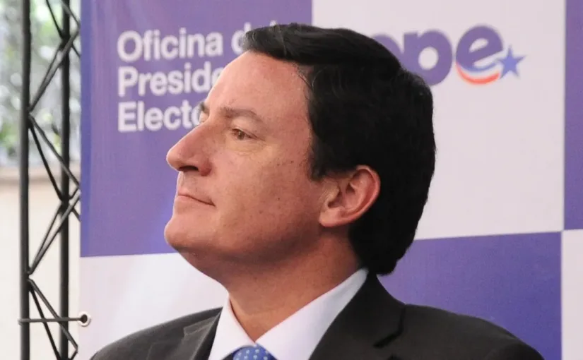 Arturo Squella critica a Boric por gobernar con ideologías que afectan la economía.