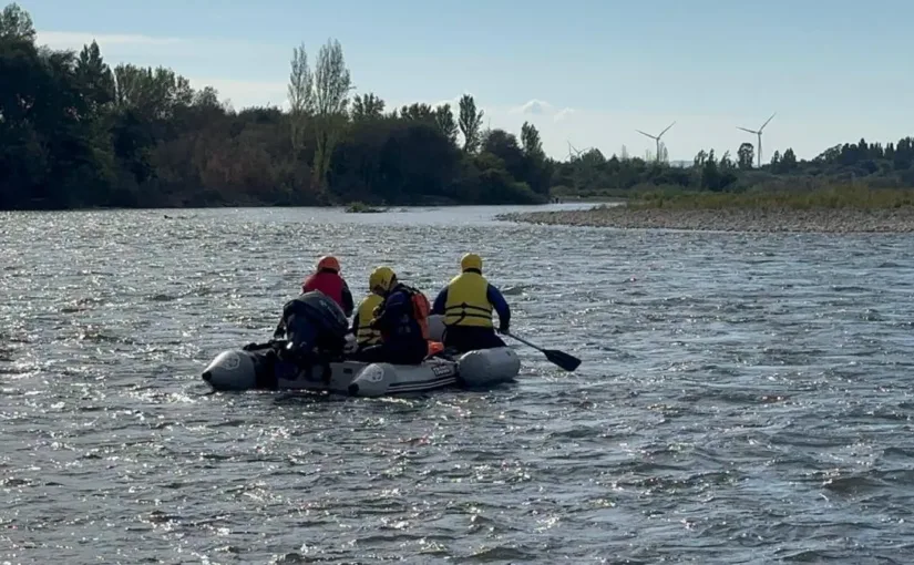 Reanudan búsqueda de dos desaparecidos en ríos Bío Bío y Bureo tras accidente.