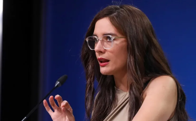 Camila Vallejo descarta regularización de migrantes antes del 11 de marzo.