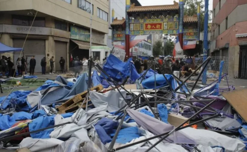 Operativo de Carabineros en Barrio Meiggs: enfrentamientos y cortes de tránsito.