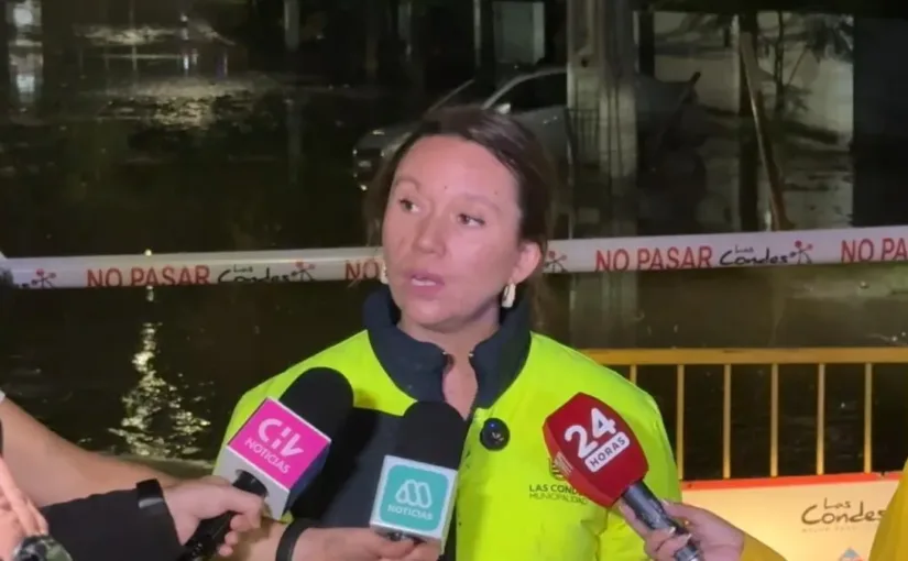 La alcaldesa Catalina San Martín informa sobre el desborde de un canal en Las Condes.